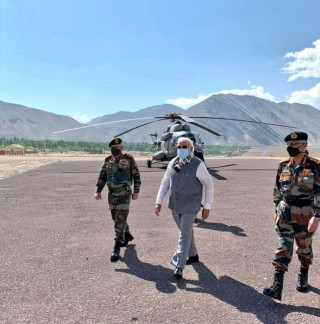 सैनिकको हौसला बढाउन भन्दै भारतीय प्रधानमन्त्री मोदी लद्दाख पुगे