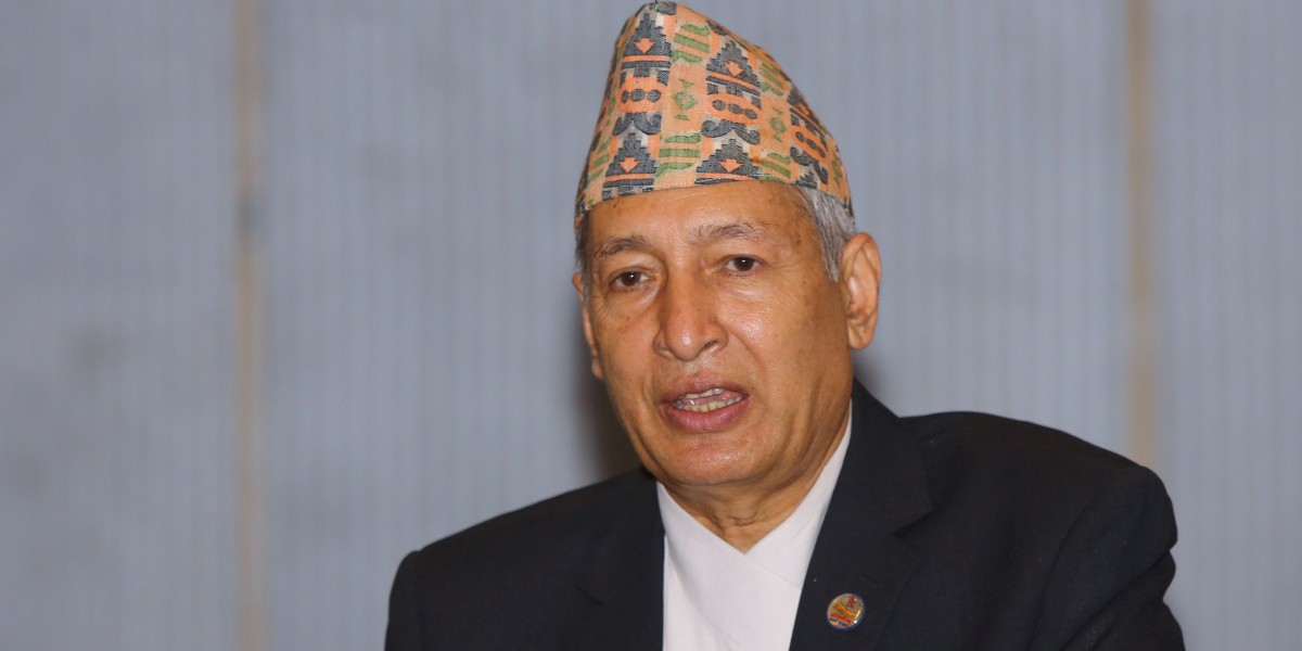 अर्थ मन्त्री खतिवडाले राजीनामा दिँदै