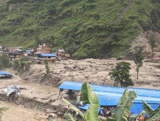 सडक अवरुद्ध,उद्धारमा कठिनाइ