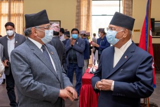 सत्तारूढ दल नेकपाका दुई अध्यक्षबीच ३ घण्टा छलफल