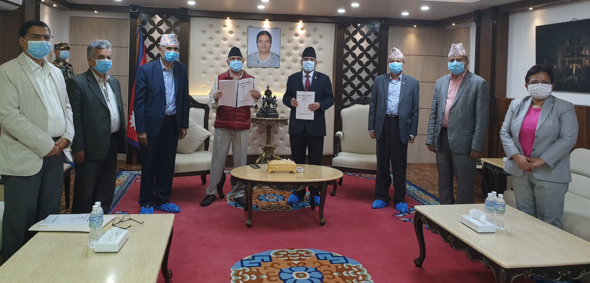 नेकपाको कार्यदलले अध्यक्षद्वयलाई बुझायो प्रतिवेदन