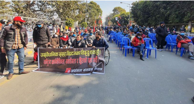 विरोधसभाका लागि सडकमै बनाइयो मञ्च