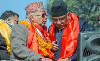 प्रचण्ड र माधव नेपालबीच भेटवार्ता