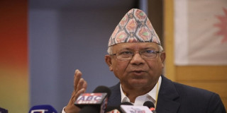 ओली समूहका युवाले कोटेश्वरमा माधव नेपालको पुत्ला जलाए