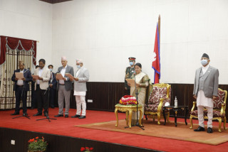 चार मन्त्रीले लिए शपथ