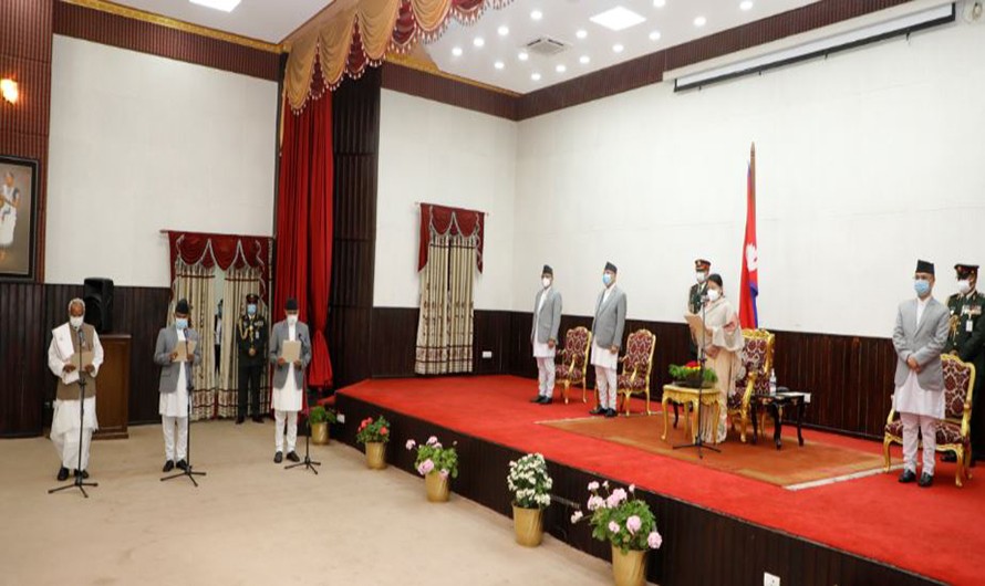 पुनर्गठित मन्त्रिपरिषद्‍का मन्त्रीहरूले लिए शपथ