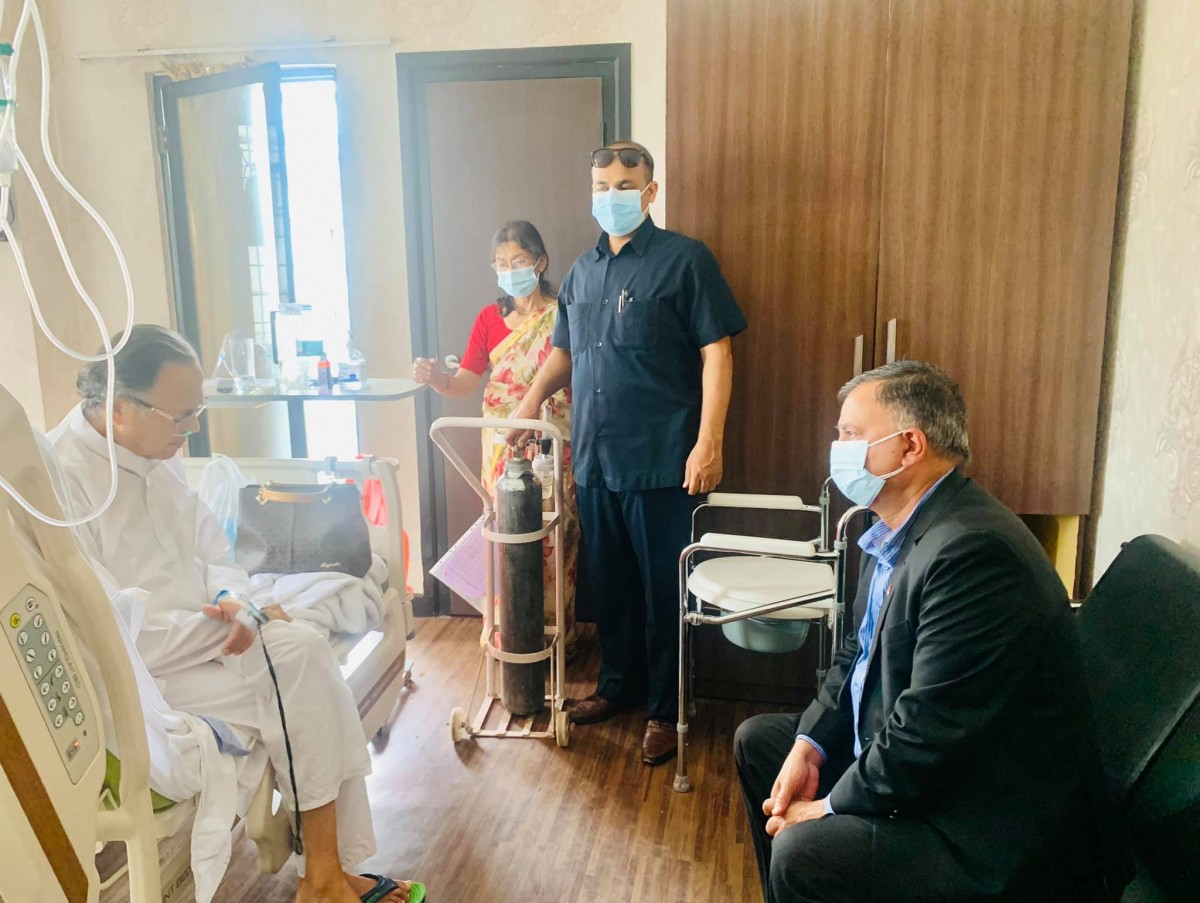 दिल्ली जानुअघि ईश्वर पाेखरेललाई झलनाथकाे आग्रह: ‘पार्टी मिलाउनुस् कमरेड…