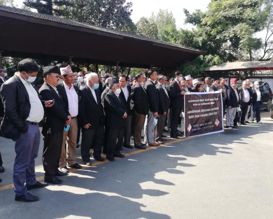 सर्वोच्चमा बारको धर्ना जारी, दंगा प्रहरी हटाइयो