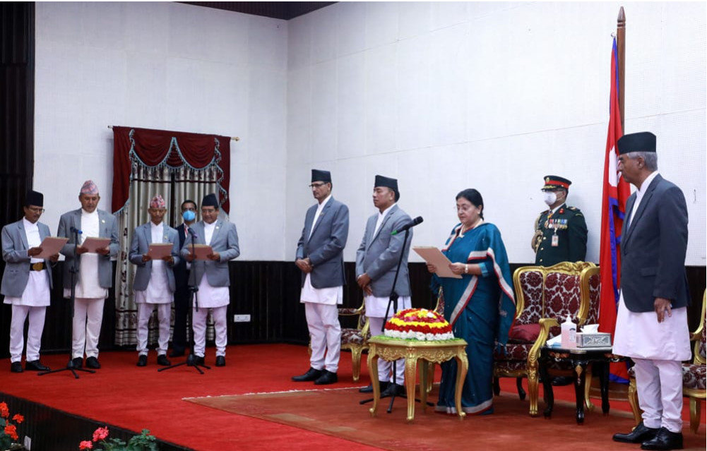 नवनियुक्त मन्त्रीहरूले लिए शपथ