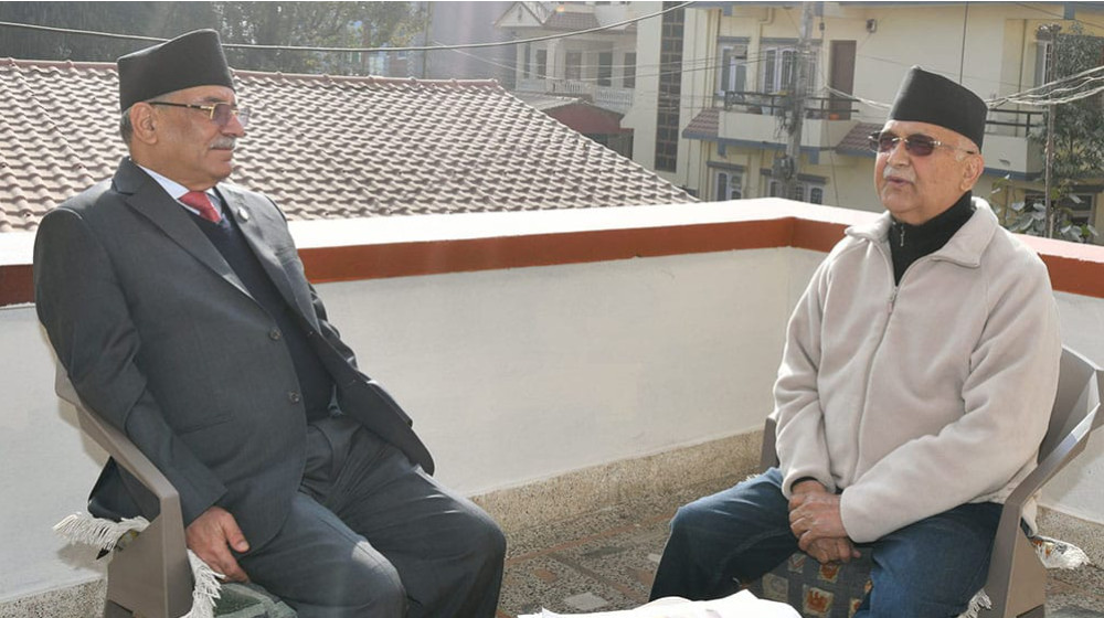 एमाले अध्यक्ष ओली भेट्न बालकाेट पुगे प्रधानमन्त्री दाहाल