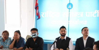 रास्वपा महामन्त्री मुकुल ढकाल मुखमा कालो टेप लगाएर बैठकमा सहभागी