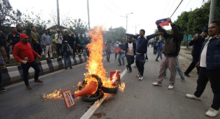 एमाले सडकमा ,सडकमै टायर बालेर यातायात अवरुद्ध