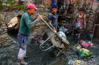 पसिना र रगतले सिन्चिएको घर, आँशुले भिजेको ओछ्यान 