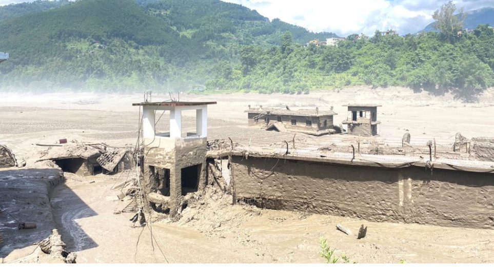 रसुवा बाढी  करिब ४००  पर्यटक सम्पर्क विहीन